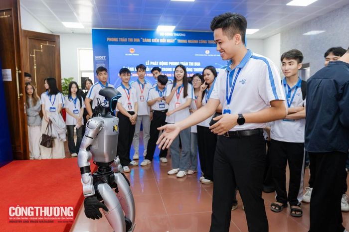 Hoạt động giao lưu với robot dẫn đường, Humanoid Robot và tham quan Sảnh thông tin tuyên truyền về khoa học, công nghệ, đổi mới sáng tạo mang đến những trải nghiệm công nghệ trực quan, góp phần lan tỏa tinh thần sáng tạo, ứng dụng công nghệ và chuyển đổi số trong ngành Công Thương.