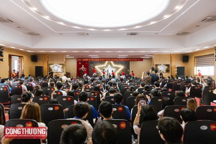  Qua Vòng sơ khảo, Ban Tổ chức sẽ lựa chọn từ 10 - 15 đội tiêu biểu tham gia tập huấn, hoàn thiện giải pháp và lựa chọn 5 đội vào Vòng Chung kết. Hồ sơ được tiếp nhận từ ngày công bố Cuộc thi đến ngày 20/11/2026; Vòng Chung kết và trao giải dự kiến diễn ra trong tháng 12/2026. 