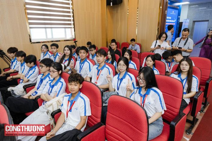 Các em sinh viên vô cùng háo hức được tham gia Lễ khởi động hai cuộc thi của ngành Công Thương.