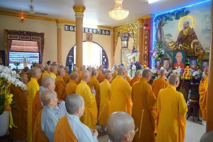 Dâng hương tưởng niệm cố Hòa thượng Thích Hoằng Từ