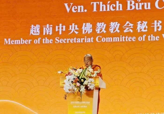 Hòa thượng Thích Bửu Chánh trình bày tham luận