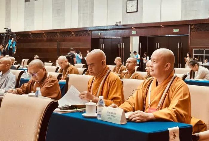 Thượng tọa Thích Nguyên Thành, Thượng tọa Giác Hiệp tham dự hội nghị