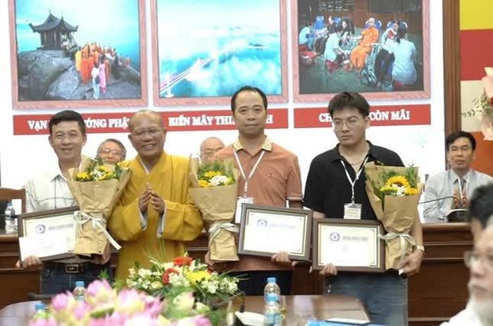 Thượng tọa Thích Đạo Hiển trao giải Ba cuộc thi đến các tác giả