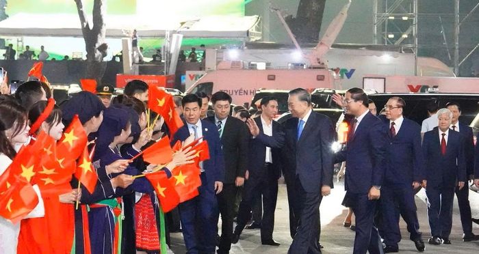Tổng Bí thư, Chủ tịch nước Tô Lâm tham quan không gian phố trà trưng bày ẩm thực và xúc tiến đầu tư.