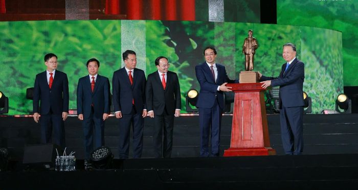 Tổng Bí thư, Chủ tịch nước Tô Lâm trao tặng tượng Chủ tịch Hồ Chí Minh cho Đảng bộ, chính quyền và Nhân dân tỉnh Thái Nguyên.