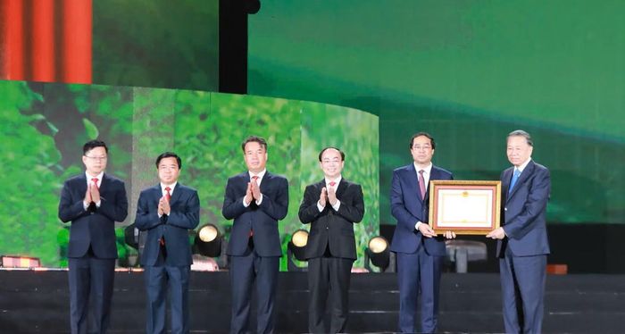 Đảng bộ, chính quyền và Nhân dân tỉnh Thái Nguyên vinh dự đón nhận Huân chương Lao động hạng Nhất.