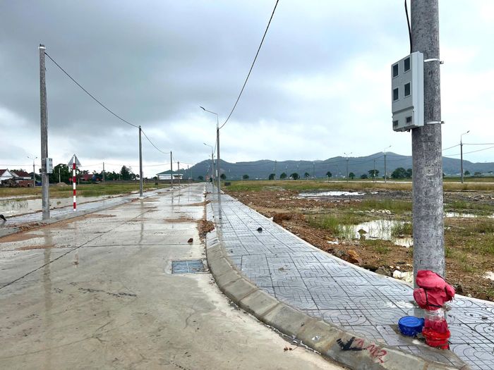 Các hạng mục hạ tầng như đường giao thông, vỉa hè, rãnh thoát nước, điện, phòng cháy chữa cháy... đã hoàn tất.