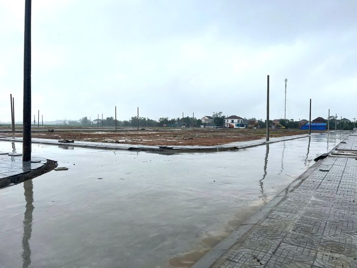 Dự án Hạ tầng kỹ thuật khu tái định cư phục vụ giải phóng mặt bằng dự án đường sắt tốc độ cao trên trục Bắc - Nam tại xóm Văn Viên, xã Lam Thành cũng đã cơ bản hoàn thành.