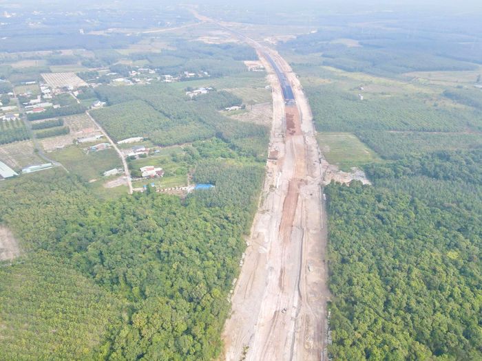 Đặc biệt đoạn qua Đồng Nai, dự án có 2 nút giao liên thông, kết nối với cao tốc Gia Nghĩa - Chơn Thành, đường Hồ Chí Minh và QL14. Đây là những đầu mối giao thông quan trọng, góp phần hình thành mạng lưới kết nối giữa các khu vực kinh tế, công nghiệp và các trục giao thông liên vùng.