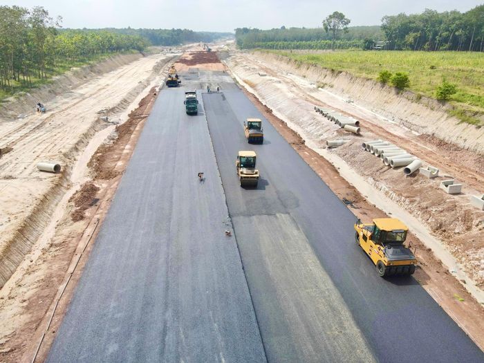 Tuyến có 6 nút giao liên thông lớn, trong đó 4 nút giao nằm trên địa bàn TP.HCM, kết nối với Vành đai 3, Vành đai 4 TP.HCM và các tuyến đường tỉnh. Tổng diện tích đất thu hồi thực hiện dự án khoảng 344ha, ảnh hưởng đến 1.620 hộ dân.