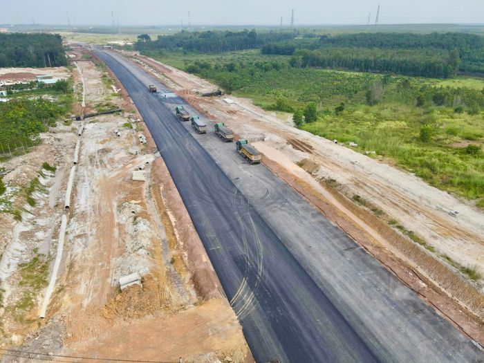 Trên quy mô toàn tuyến, cao tốc TP.HCM - Thủ Dầu Một - Chơn Thành có chiều dài hơn 52km, đi qua TP.HCM và TP Đồng Nai. Dự án được khởi công tháng 2/2025, dự kiến hoàn thành vào tháng 6/2028. Toàn dự án được đầu tư xây dựng 21 cầu trên tuyến cao tốc, 5 cầu vượt trực thông và 14 hầm chui dân sinh.