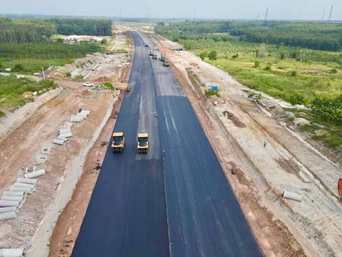Những ngày cuối tháng 10, trên công trường cao tốc TP.HCM - Thủ Dầu Một - Chơn Thành, đoạn qua TP Đồng Nai, không khí thi công diễn ra khẩn trương. Hàng loạt máy móc, thiết bị cùng nhân lực được huy động, tổ chức nhiều mũi thi công đồng loạt. Đến nay một số đoạn tuyến đã bắt đầu được thảm bê tông nhựa, trong khi các vị trí khác tiếp tục được đẩy nhanh thi công nền đường và hoàn thiện những hạng mục còn lại.