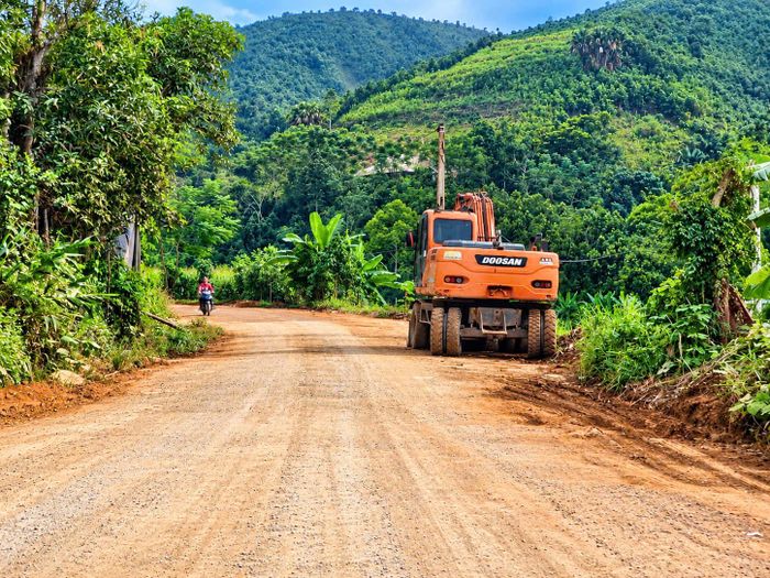 Tại nhiều vị trí tỉnh lộ 160, máy xúc, ô tô vận chuyển vật liệu, máy lu cùng các tổ công nhân được huy động để triển khai nền đường, hệ thống thoát nước và thảm bê tông nhựa.