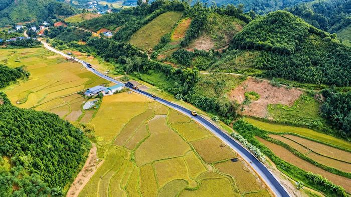 Chủ đầu tư đặt mục tiêu hoàn thành thảm bê tông nhựa mặt đường trước Tết Nguyên đán 2027 và hoàn thành toàn bộ gói thầu trước ngày 31/3/2027.