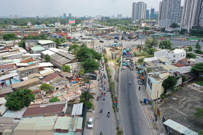 Đáng chú ý, phần đất đang được giải phóng mặt bằng cũng nằm trong phạm vi xây dựng nhánh cầu nối đường Lương Định Của với cao tốc TP.HCM - Long Thành - Dầu Giây. Vì vậy, tiến độ giải phóng mặt bằng tại đây không chỉ ảnh hưởng đến dự án mở rộng đường mà còn liên quan đến một hạng mục của nút giao An Phú.