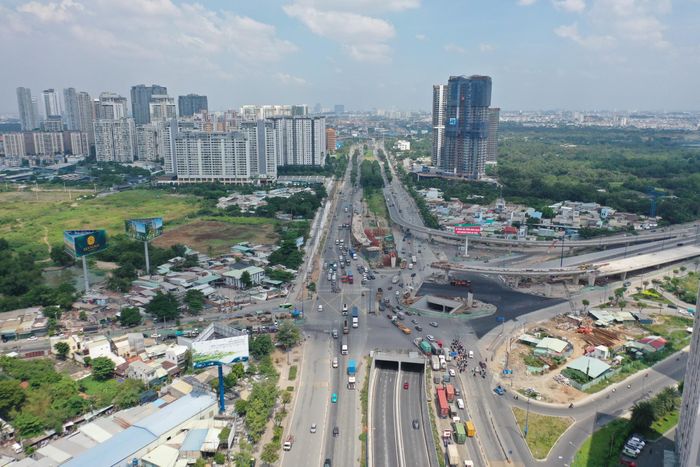 Đường Lương Định Của dài gần 2,5km, từ đường Trần Não đến đường Nguyễn Thị Định, được triển khai mở rộng từ năm 2015 với tổng mức đầu tư khoảng 826 tỷ đồng. Về quy mô, mặt đường sẽ được mở rộng từ 7 - 8m lên 30m với 6 làn xe.