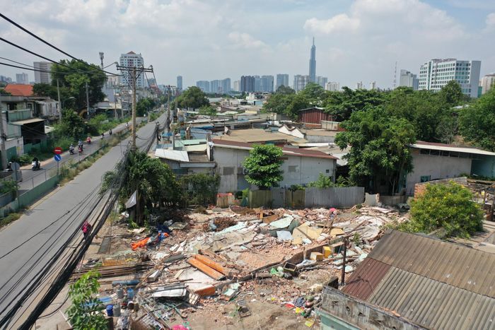 Trước đó, UBND TP.HCM đã ban hành kế hoạch bồi thường, hỗ trợ, tái định cư để thu hồi đất thuộc lộ giới đường Lương Định Của. Theo sơ đồ Gantt, tiến độ thực hiện gồm 16 bước, đặt mục tiêu hoàn thành công tác bồi thường, hỗ trợ, tái định cư, thu hồi đất và bàn giao toàn bộ mặt bằng trước ngày 30/11.