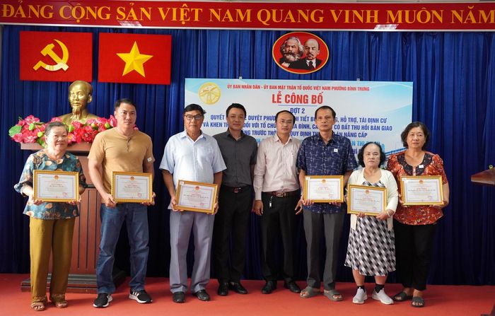 Trong tháng 9 và tháng 10, UBND phường Bình Trưng đã tổ chức 2 đợt công bố chi trả bồi thường. Qua 2 đợt, có 38 trường hợp đồng thuận, nhận tiền bồi thường, hỗ trợ và sớm bàn giao hơn 8.400m² mặt bằng, với tổng kinh phí hơn 678 tỷ đồng. (Ảnh: Bảo Hân).