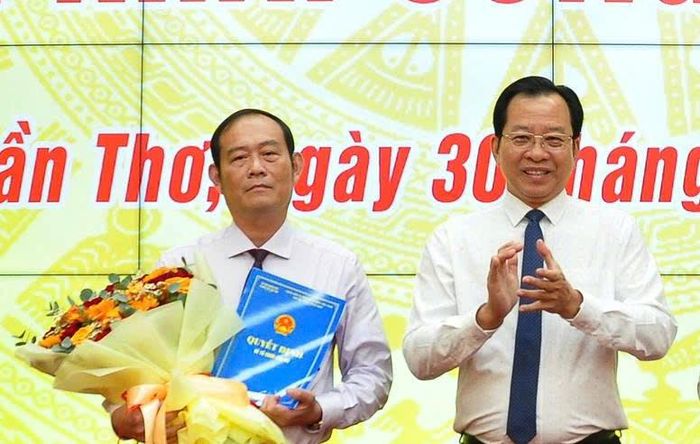Ông Vương Quốc Nam, Phó Chủ tịch UBND TP Cần Thơ (bìa phải) trao quyết định, tặng hoa chúc mừng ông Diệp Minh Tuấn. (Ảnh: CTV).