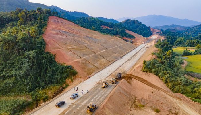 Hình hài tuyến cao tốc Chợ Mới - Bắc Kạn bắt đầu lộ rõ. (Ảnh: Tạ Hải).