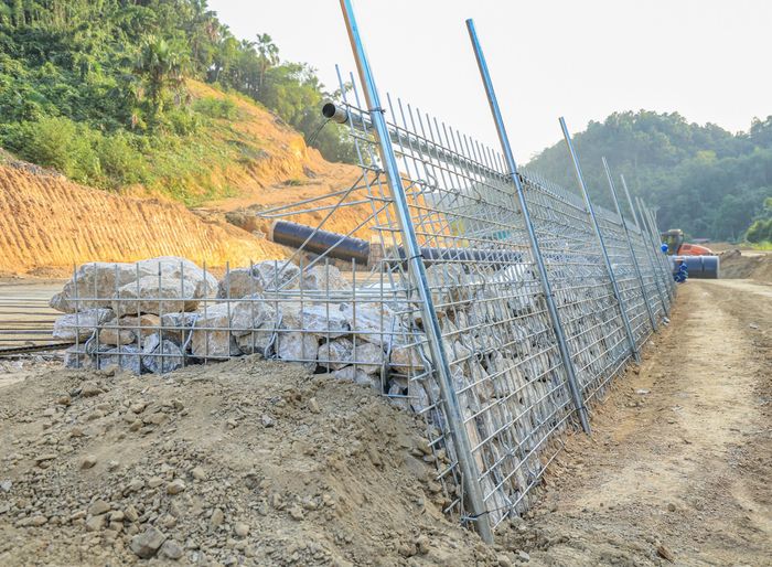 Thi công tường chắn MSE trên cao tốc Chợ Mới - Bắc Kạn. (Ảnh: Tạ Hải).