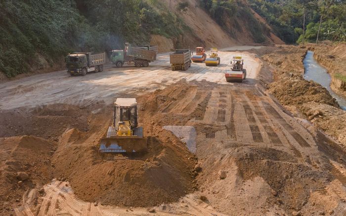 Thi công nền đường cao tốc Chợ Mới - Bắc Kạn. (Ảnh: Tạ Hải).