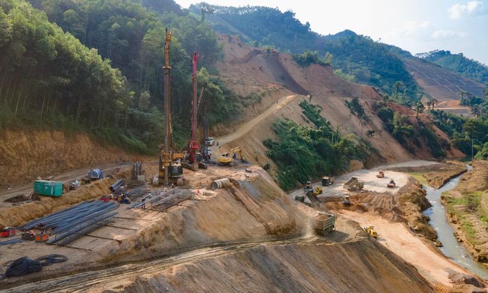 Sau nhiều ngày nỗ lực tìm giải pháp, nhà thầu đã bắt đầu tiếp cận thi công cầu Cao Thanh - một trong những công trình cầu có địa hình thi công phức tạp nhất trên tuyến cao tốc Chợ Mới - Bắc Kạn. (Ảnh: Tạ Hải).