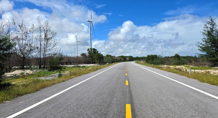 Đoạn tuyến dự án thành phần 1 - Đường ven biển qua "cánh đồng điện gió" những ngày cuối tháng 10/2026.