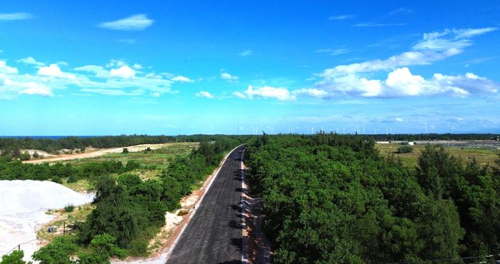 Đoạn thuộc dự án thành phần 1 - Đường ven biển đã thảm bê tông nhựa cuối tháng 6/2025 nhìn từ trên cao.