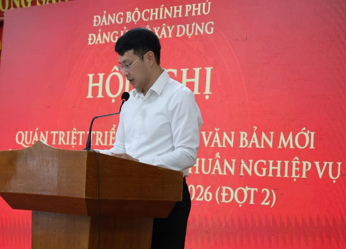 Đồng chí Bùi Chí Hiếu, Phó chánh văn phòng Đảng uỷ Bộ Xây dựng, phát biểu tại hội nghị.