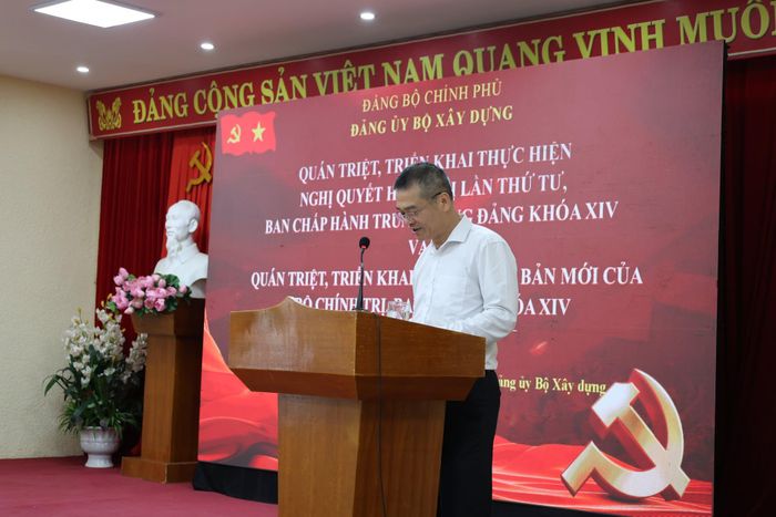 Đồng chí Vũ Quang Tiến, Ủy viên ban Thường vụ, Chủ nhiệm Ủy ban Kiểm tra Đảng ủy Bộ Xây dựng, phát biểu về chuyên đề nghiên cứu, học tập, quán triệt, triển khai thực hiện Nghị quyết Hội nghị lần thứ 4 Ban Chấp hành Trung ương Đảng khóa XIV.