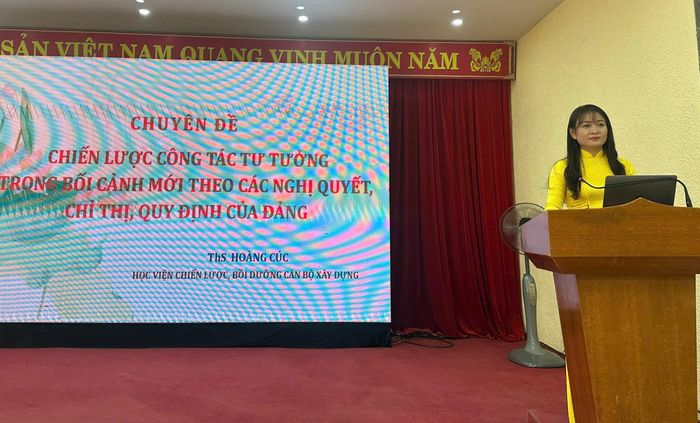 Đồng chí Hoàng Thị Cúc, Báo cáo viên Học viện chiến lược, bồi dưỡng cán bộ Xây dựng trình bày chuyên đề Chiến lược công tác tư tưởng trong bối cảnh mới theo các Nghị quyết, Chỉ thị, quy định của Đảng.