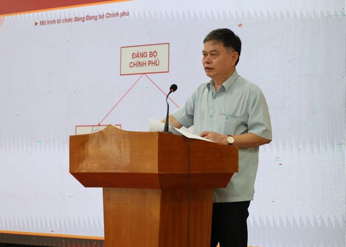 Đồng chí Đoàn Huy Khương, Phó trưởng Ban Thường trực Ban Tổ chức Đảng uỷ Bộ Xây dựng, phát biểu về chuyên đề Công tác tổ chức xây dựng Đảng, trong đó nhấn mạnh công tác bảo vệ chính trị nội bộ; trách nhiệm của đảng viên đang công tác đối với tổ chức đảng và nhân dân nơi cư trú.