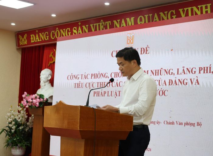 Đồng chí Lâm Văn Hoàng, Ủy viên Ban chấp hành, Chánh Văn phòng Bộ Xây dựng chia sẻ về Chuyên đề công tác phòng, chống tham nhũng, lãng phí, tiêu cực theo các quy định của Đảng và pháp luật của Nhà nước.