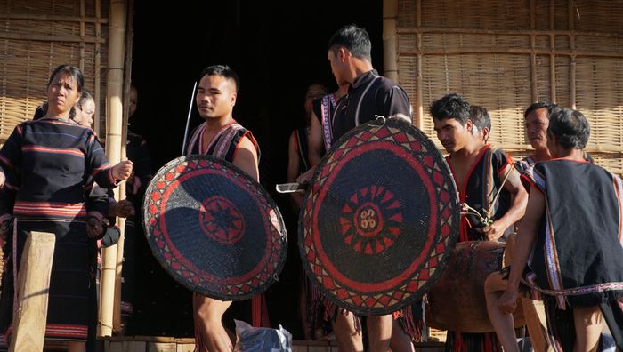 Khi lời khấn kết thúc, tiếng cồng chiêng lại vang lên giữa sân nhà rông. Những tráng sĩ thực hiện phần trình diễn nghi thức, trong khi dân làng hòa nhịp chiêng, xoang, tạo nên không khí vừa trang nghiêm vừa rộn ràng.
