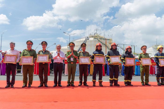 Kết thúc cuộc diễn tập, lãnh đạo Công an TP.HCM trao Bằng khen cho các đơn vị có nhiều đóng góp trong công tác tổ chức sự kiện quy mô lớn.
