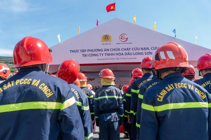 Tham dự và chỉ đạo cuộc diễn tập có ông Trần Văn Bảy, Phó chủ tịch UBND TP.HCM; Thiếu tướng Dương Đức Hải, Cục trưởng Cục Cảnh sát PCCC và CNCH (C07), Bộ Công an; Thiếu tướng Nguyễn Thanh Hưởng, Phó giám đốc Công an TP.HCM cùng đại diện các bộ, ngành và đơn vị phối hợp.