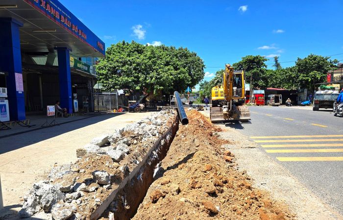 Thi công tuyến ống cấp nguồn nước sạch đoạn phía Bắc cầu Bồ Bản, xã Nam Cửa Việt đầu tháng 8/2025.