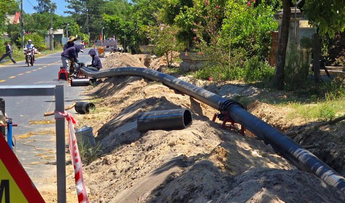 Thi công tuyến ống cấp nguồn nước sạch cho các hộ dân của một dự án bên QL49C đoạn qua xã Nam Cửa Việt, tỉnh Quảng Trị đầu tháng 8/2025.