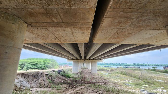 “Cuối tháng 8 vừa qua, phần cầu chính được hợp long, cầu dẫn đã hoàn thành toàn bộ dầm SuperT. Ngoài ra, nhà thầu đã hoàn thành toàn bộ phần tường chắn sau mố M1, hoàn thành thi công cọc D500 sau mố M2", ông Tài nói.