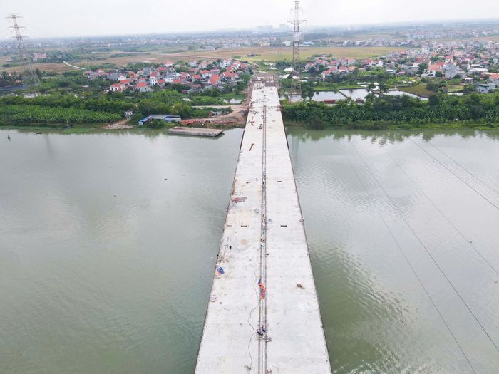 Ông Trần Đức Tài, cán bộ Ban Quản lý dự án giao thông và nông nghiệp thành phố Bắc Ninh số 2 (chủ đầu tư dự án) thông tin, đến nay, cầu Kênh Vàng thi công được gần 90% khối lượng.