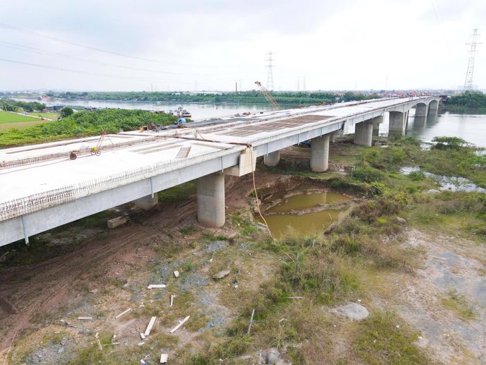 “Đường dẫn hai đầu cầu Kênh Vàng dài hơn 12km đã thông tuyến, đến nay, nhà thầu đã thảm bê tông nhựa C19 gần 2km, một số đoạn đang trong giai đoạn xử lý nền đất yếu”, ông Tài cho hay.