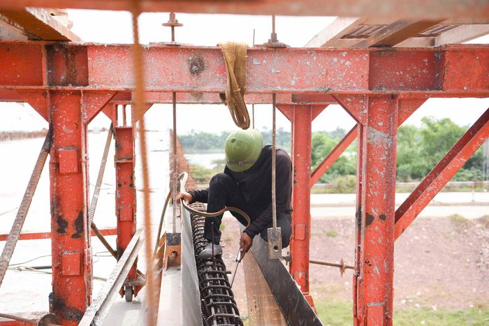 Những ngày cuối tháng 10, các công nhân đang hoàn thiện những hạng mục cuối cùng của gói thầu xây dựng cầu Kênh Vàng, nằm trong dự án xây dựng cầu Kênh Vàng và đường dẫn hai đầu cầu, kết nối thành phố Bắc Ninh và thành phố Hải Phòng.