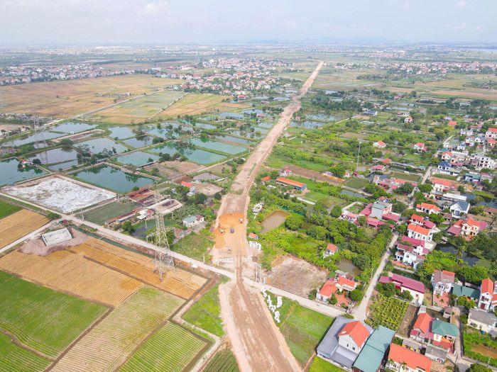 Ngoài gói thầu cầu Kênh Vàng, các nhà thầu còn lại  đang triển khai thi công đường dẫn hai đầu cầu.