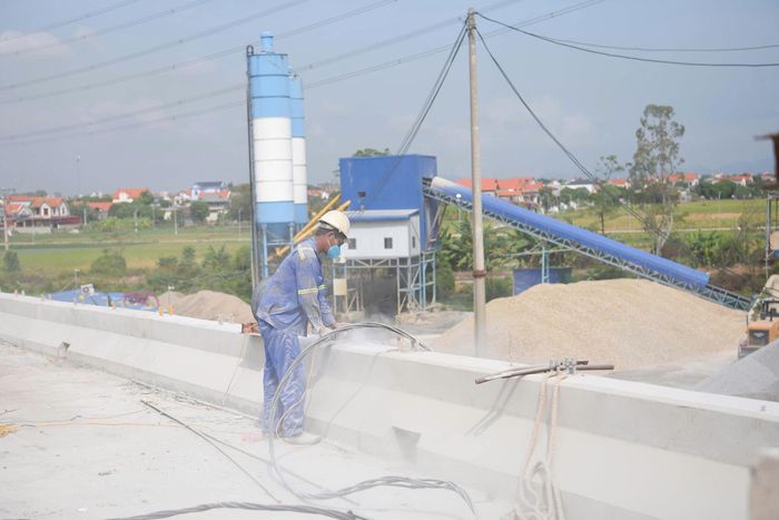 Ông Trần Đức Tài cho biết, hiện nay, chủ đầu tư đang đôn đốc nhà thầu khẩn trương triển khai thi công các hạng mục như dải phân cách, gờ lan can, bản liên tục nhiệt ở nhịp cầu chính và nhịp dẫn.