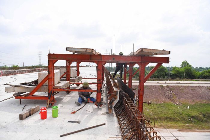 “Riêng gói thầu thi công cầu Kênh Vàng, nhà thầu là Công ty Cổ phần Xây dựng và lắp máy Trung Nam và Công ty Cổ phần Xây dựng hạ tầng Bắc Trung Nam đang huy động hơn 70 công nhân, thiết bị máy móc thi công phần việc còn lại”, ông Phạm Văn Hiền, Giám đốc Ban điều hành dự án cầu Kênh Vàng và đường dẫn hai đầu cầu cho biết.
