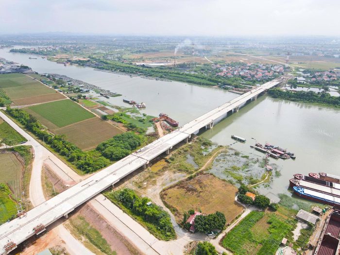 Dự án xây dựng gồm cầu Kênh Vàng dài 740m, rộng 23,5m, được thiết kế quy mô vĩnh cửu, kết cấu bê tông cốt thép dự ứng lực bắc qua sông Thái Bình. Phần đường dẫn hai đầu cầu có chiều dài hơn 12km, mặt đường rộng 15m. Tổng kinh phí đầu tư của dự án là hơn 2.180 tỷ đồng.