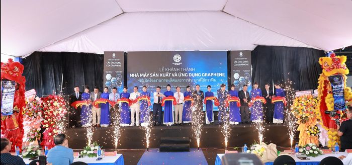 Các đại biểu thực hiện nghi thức cắt băng khánh thành Dự án Nhà máy sản xuất và ứng dụng Graphene.