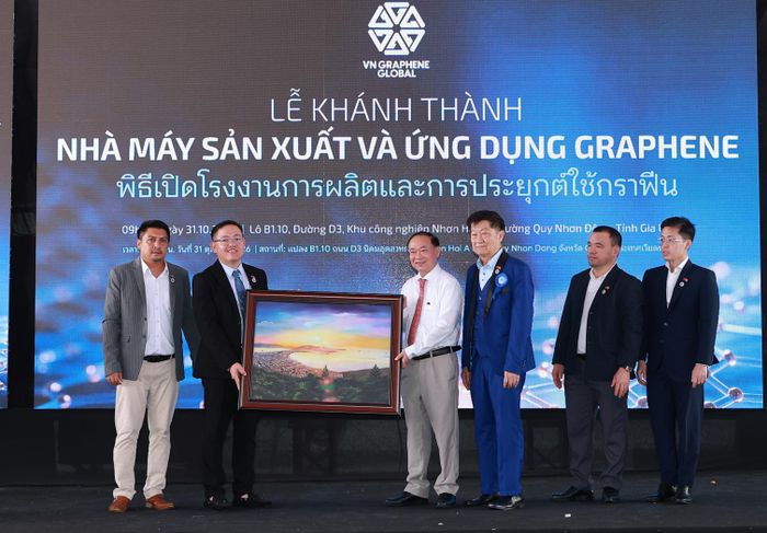 Bí Thư Tỉnh ủy Thái Đại Ngọc (thứ 3 từ trái sang) tặng tranh lưu niệm cho chuyên gia thực hiện Dự án Nhà máy sản xuất và ứng dụng Graphene.