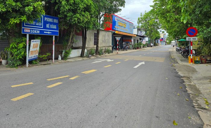 Đoạn đầu của tuyến đường tỉnh ĐT560 kết nối với QL1 phía Nam cầu Gianh lên đường Hồ Chí Minh nhánh Đông.